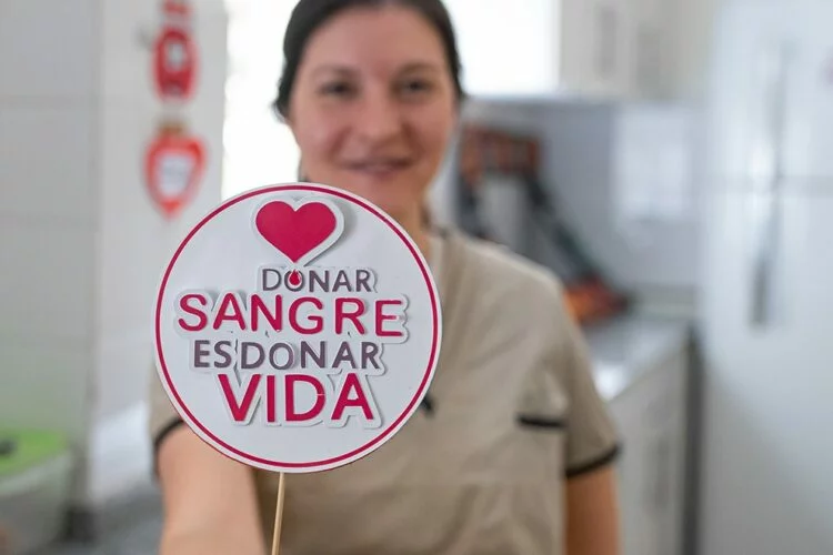 Persona donando sangre en un banco de sangre