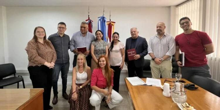 Ciudadanos peruanos votando en elecciones generales