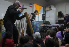 Estudiantes participando en un taller de educación ambiental en un parque