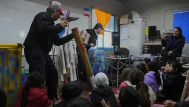 Estudiantes participando en un taller de educación ambiental en un parque