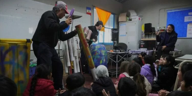 Estudiantes participando en un taller de educación ambiental en un parque