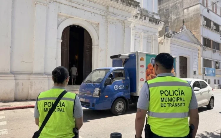 Una foto de un semáforo en la ciudad de Córdoba con un mensaje de seguridad vial