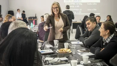 Profesionales de la salud reunidos en una mesa de diálogo