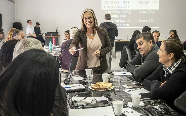 Profesionales de la salud reunidos en una mesa de diálogo