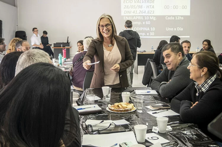 Profesionales de la salud reunidos en una mesa de diálogo