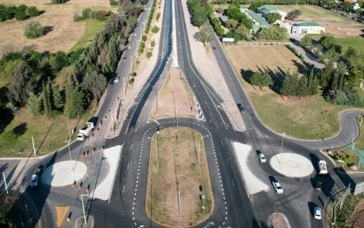 Imagen de la Avenida Luchesse duplicada, con vehículos circulando por dos carriles en cada sentido