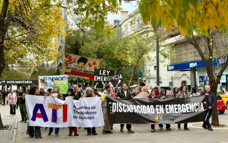 Movilización en Plaza San Martín por la implementación de la Ley de Emergencia en Discapacidad
