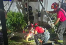 Imagen de un pozo ciego con personal de rescate