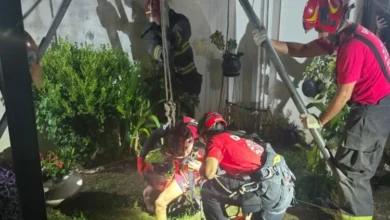 Imagen de un pozo ciego con personal de rescate