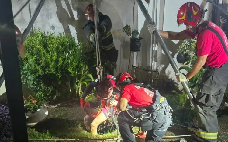 Imagen de un pozo ciego con personal de rescate