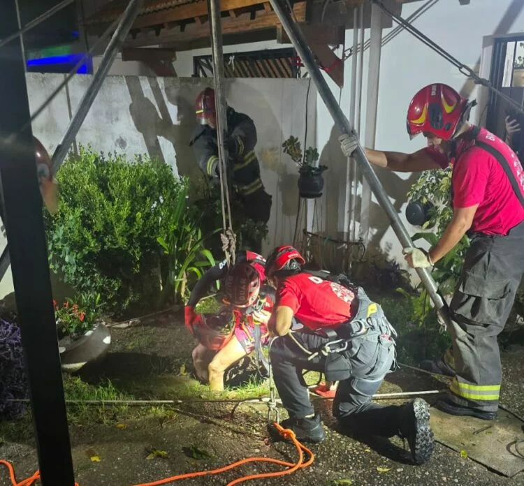 Imagen de un pozo ciego con personal de rescate