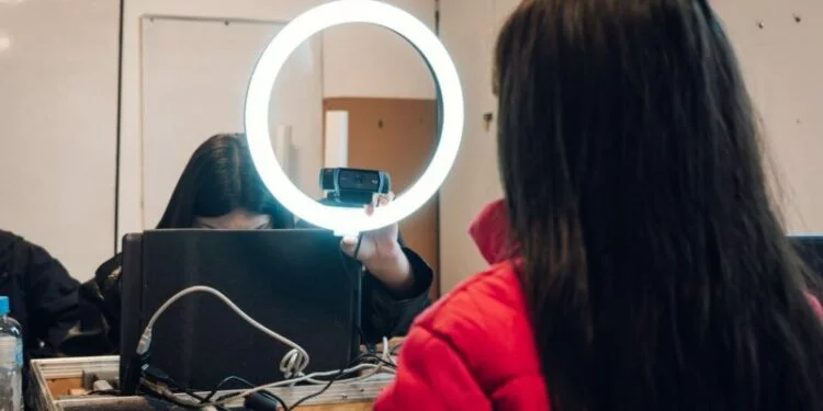 Personal del Operativo DNI atendiendo a los vecinos