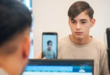 Foto de personas haciendo trámites en un operativo DNI