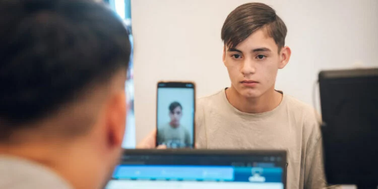 Foto de personas haciendo trámites en un operativo DNI