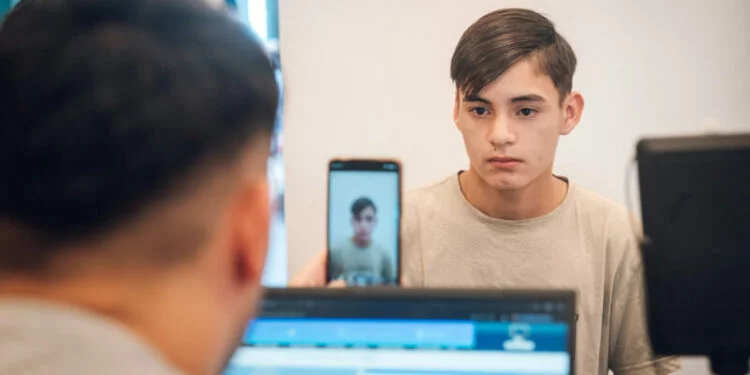 Imagen del Operativo DNI en acción, con funcionarios y ciudadanos en un centro vecinal