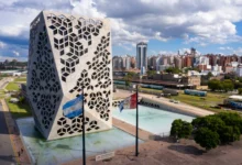 Imagen de un edificio escolar con personal de seguridad en el exterior