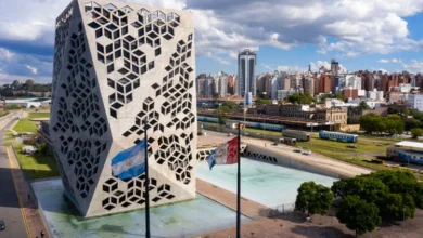 Imagen de un edificio escolar con personal de seguridad en el exterior