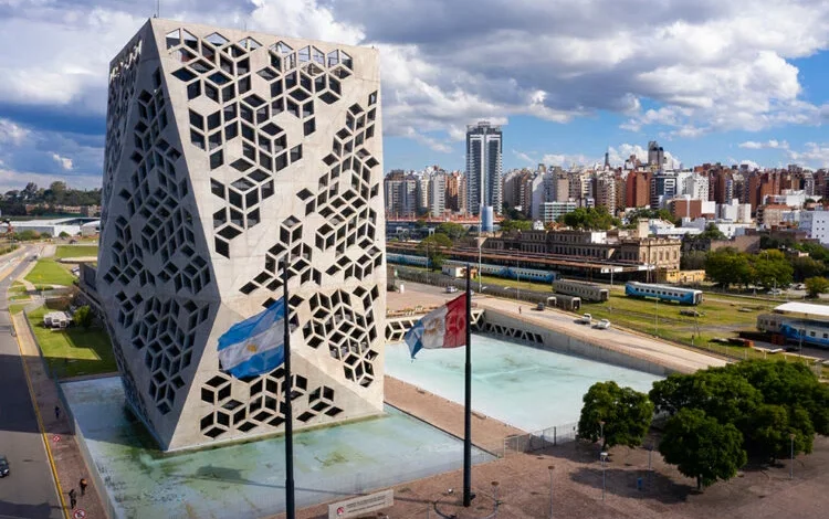 Imagen de un edificio escolar con personal de seguridad en el exterior