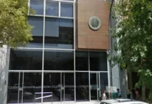 Imagen de una persona con discapacidad recibiendo atención médica