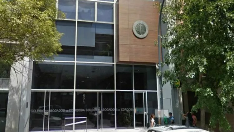 Imagen de una persona con discapacidad recibiendo atención médica