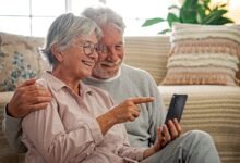 Persona mayor utilizando un dispositivo de SPC con facilidad