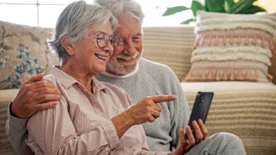 Persona mayor utilizando un dispositivo de SPC con facilidad