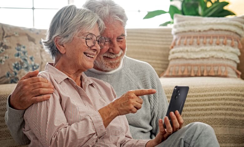 Persona mayor utilizando un dispositivo de SPC con facilidad