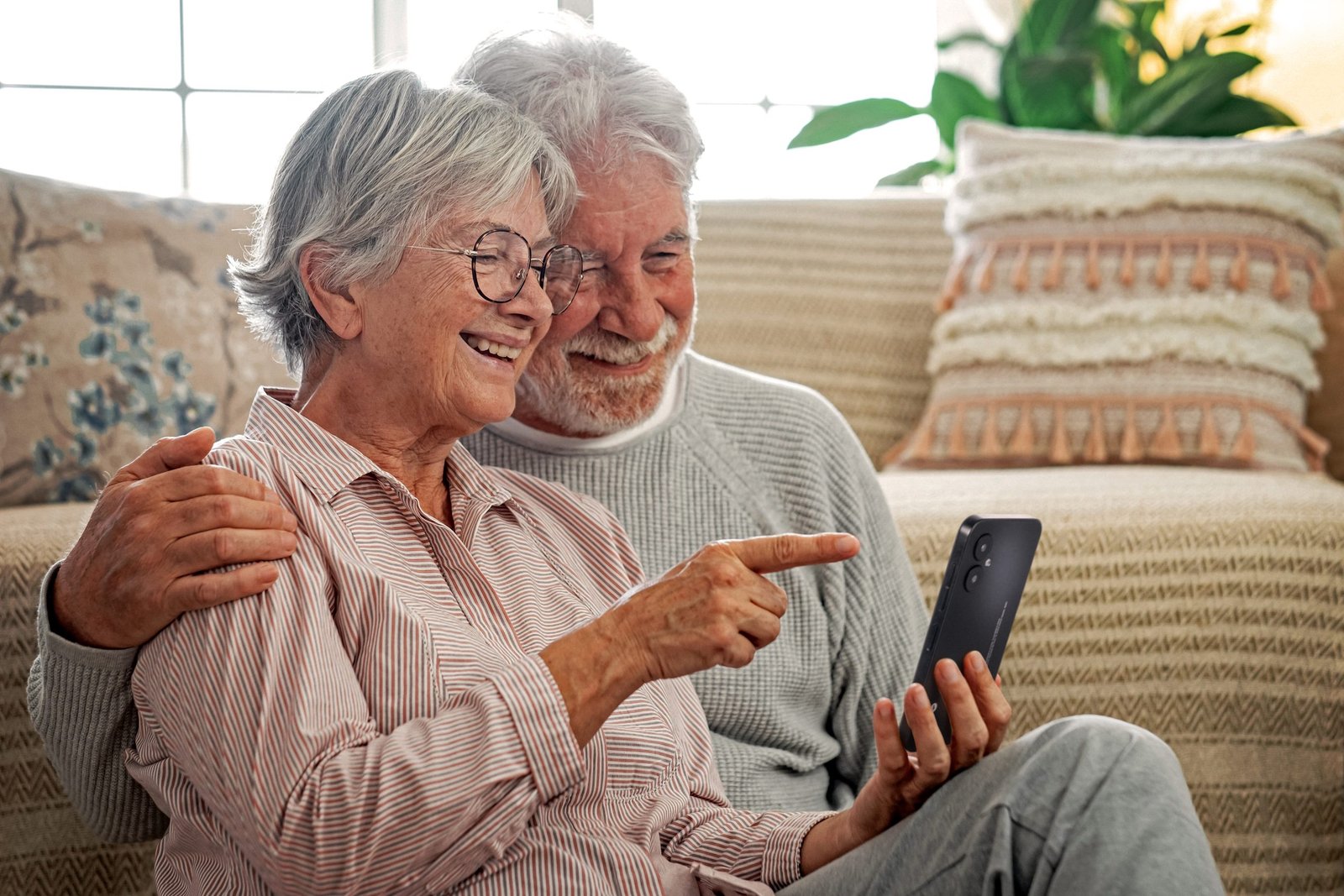 Persona mayor utilizando un dispositivo de SPC con facilidad