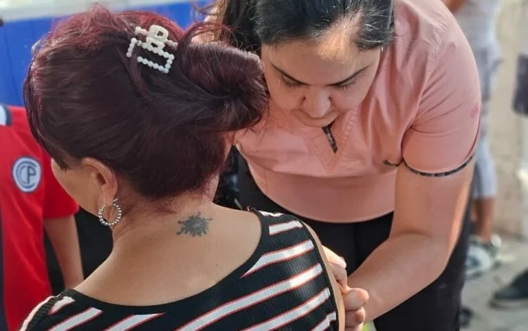 Imagen de personas vacunándose en una jornada de vacunación masiva