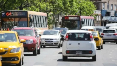 Conductor de taxi con tablet con aplicación de transporte