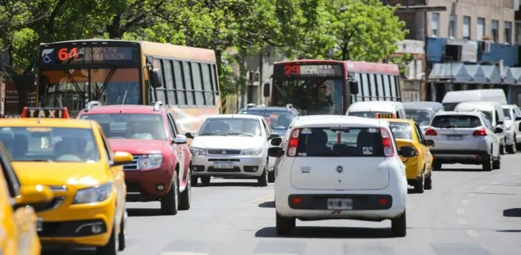 Conductor de taxi con tablet con aplicación de transporte