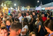 Imagen de una calle empedrada en Córdoba con turistas caminando