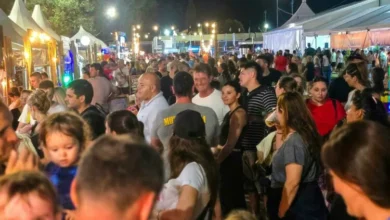 Imagen de una calle empedrada en Córdoba con turistas caminando