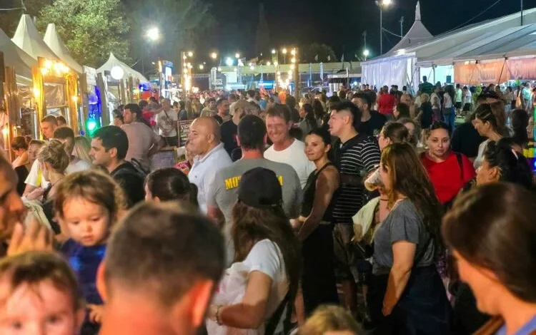 Imagen de una calle empedrada en Córdoba con turistas caminando