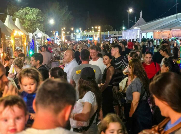 Imagen de una calle empedrada en Córdoba con turistas caminando