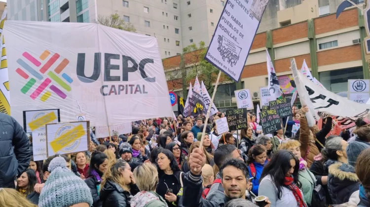 Docentes en marcha de antorchas