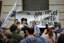 Imagen de la asamblea provincial de la UEPC con delegados y policía en las afueras del hotel sindical