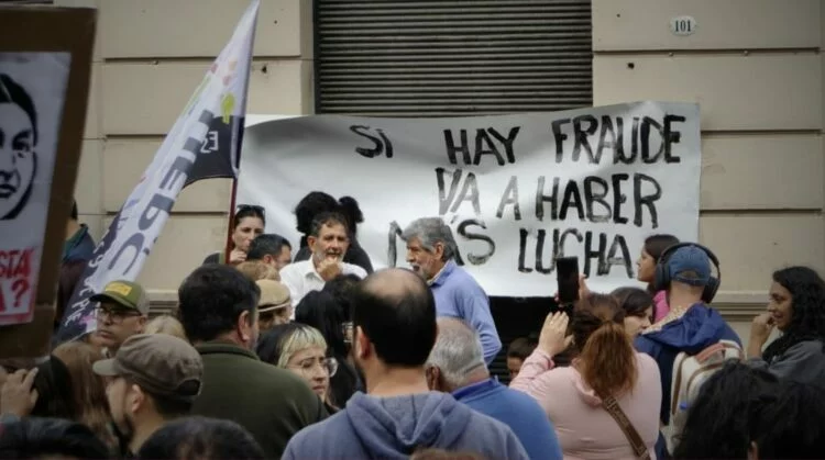 Imagen de la asamblea provincial de la UEPC con delegados y policía en las afueras del hotel sindical