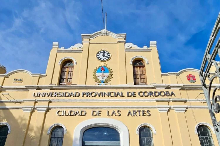Estudiantes de la Universidad Provincial de Córdoba en un aula de clase
