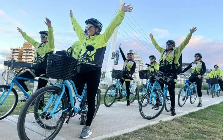 Participantes en un evento de ciclismo urbano en Córdoba