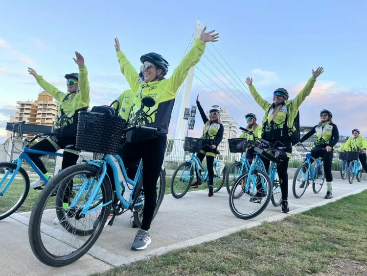 Participantes en un evento de ciclismo urbano en Córdoba