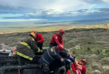 Imagen de un vehículo accidentado en un precipicio