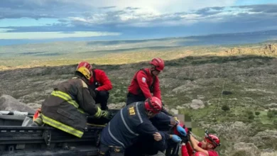 Imagen de un vehículo accidentado en un precipicio