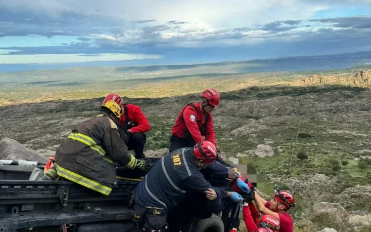 Imagen de un vehículo accidentado en un precipicio
