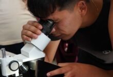 Imagen de José Fernando Bonaparte en su laboratorio