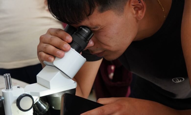 Imagen de José Fernando Bonaparte en su laboratorio