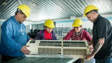 Imágenes de personas en un aula de capacitación laboral