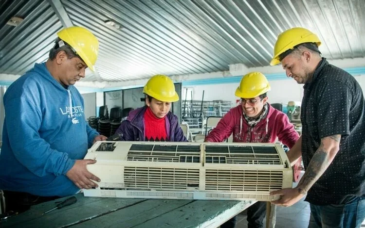 Imágenes de personas en un aula de capacitación laboral