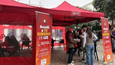 Personal del ERSeP asistiendo a vecinos en un punto de atención territorial