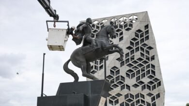 Imagen de la escultura ecuestre de Juan Bautista Bustos después de la restauración
